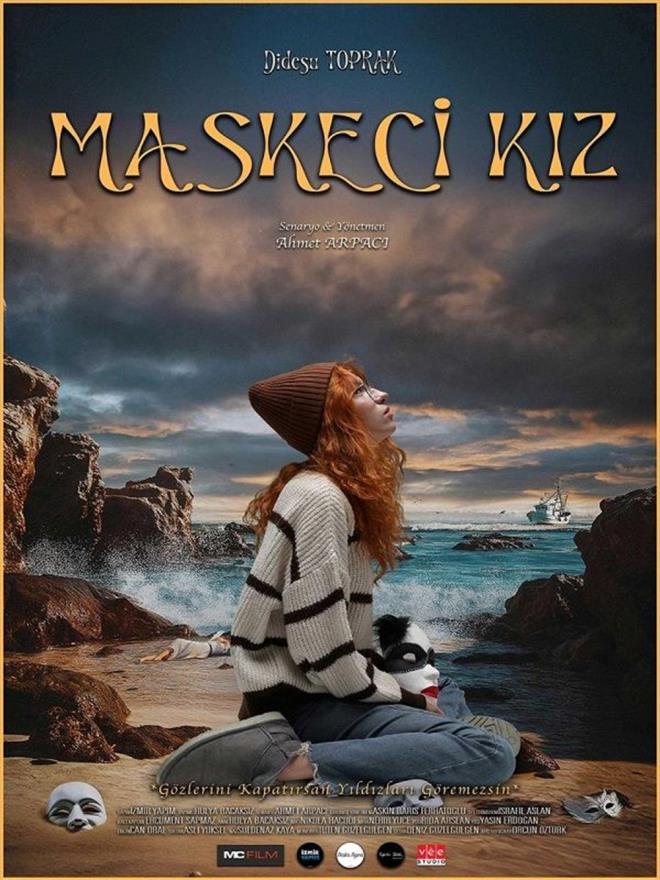 MASKEC KIZ    Ahmet Arpac'nn ynettii "Maskeci Kz", kk bir sahil kasabasnda yaayan ve felli annesine bakmak iin kendi yapt maskeleri satan gen bir kzn hikayesini odana alyor.&#8203;&#8203;&#8203;&#8203;&#8203;&#8203;&#8203; Filmde Didesu Toprak, Ercment Sapmaz ve Rida Arslan barolleri paylat.