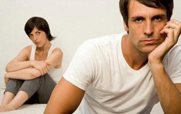 <p><b>NASIL GRNYORUM</b></p>    <p>'Daha ok ilgiye ihtiyacm var!'</p>    likiniz hakknda aklna taklan soru iaretleri var ve kesinlikle kendisiyle yeterince ilgilenmediinizi, ondaki deiiklikleri fark etmediinizi dnyor! Byle dnen bir kadn ilgisizlikten sklmtr. Yapmanz gereken beenmemi olsanz bile "zerindeki sana ok yakm" demenizdir. Tabii bu szckler biraz da geree dayanmaldr, nk samimiyetinizi test ediyor olacaktr.