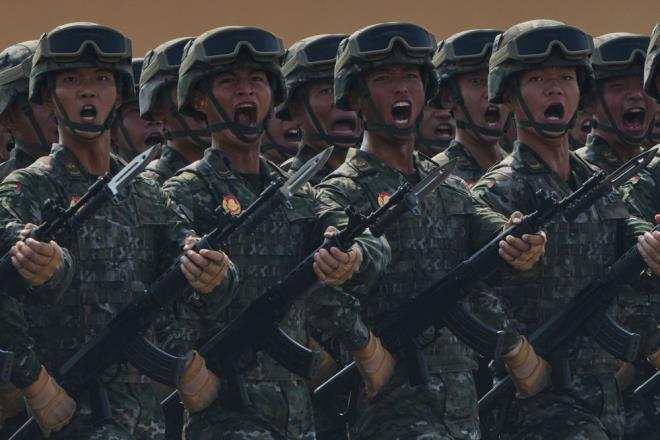 HBR ASKER GZN KIRPMADI    Trenler srasnda, dikkat eken bir durum da, trene katlan yzlerce asker ve subaydan hibirinin gzn krpmamas oldu.