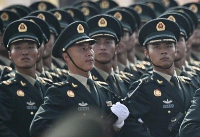 N ASKERLERNN UYUMU DKKAT EKT    in Pekin'de dev bir askeri geit treni dzenledi. kinci Dnya Sava'nn sona ermesinin 80. yl dolaysyla gerekletirilen askeri geit treninde, silah sistemleri kadar, in askerlerinin dzenli yryleri ve geit trenindeki uyum dikkat ekti.