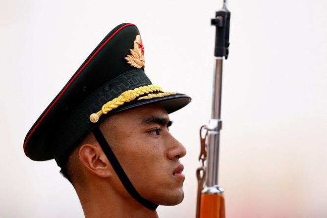 AZ RASTLANAN ETM    "Gz krpmama" eitimi az rastlanr bir durum. in ordusu, muhtemelen disiplinini gstermek iin byle bir yola bavurdu.