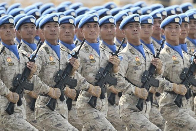 ZEL "GZ KIRPMAMA" ETM    Tek bir noktaya bakan ve yzlerinde ifade olmayan askerlerin, zel bir eitim ald anlalyor.