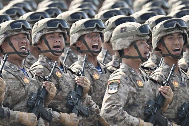 SOSYAL MEDYADA SES GETRD    Bu garip durum, sosyal medyada yorumland. Quara'da da yorumlar yapld.       Sitede bir yorumcu, "Asker ve subaylarn geit treni srasnda gz krpmamalar ynndeki talimat, askeri disiplini, birlii ve bask altnda soukkanll koruma becerisini sergilemeye ynelik daha kapsaml bir abann parasdr." dedi