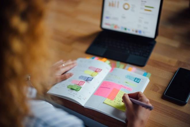 3- HAFTALIK TAKVM HAZIRLAYIN    Gei dnemlerinde planl olmak sizin iinizi kolaylatrabilir. Bu sebeple hem i hem de zel hayatnzda grev dalmn salayabilirsiniz.