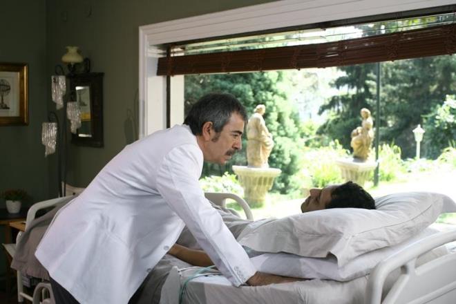 Ayn ekilde Adnan rol iin de ilk dnlen isim, Seluk Yntem'in konservatuvardan da hocas olan Cihan nal'd. ddiaya gre; nal, rol kabul etmedi. Byle olunca teklif, Seluk Yntem'e gtrld.