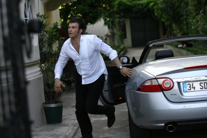 Behll rol iin ilk dnlen isim Ozan Gven'di. Ancak daha sonra Kvan Tatltu da karar klnd. Tatltu o zamana kadar Gm ve Meneke ile Halil dizilerinde barolde yer almt.