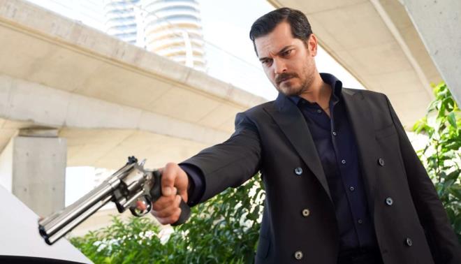 "KURALLARI BEN KOYARIM"    Senaryosunu Ethem zk ve Lokman Maral?n kaleme ald, Ulu Bayraktar?n ynettii ?Eref Rya?da, Eref?in hapishaneye girmesiyle Yetimler?in bana geen Kadir?in "Buras benim ehrim, kurallar ben koyarm" k, Yetimler?in gidiatnn ne olacana dair kafalarda soru iaretleri yaratyor. Eref?in yeni dzene nasl meydan okuyaca ve byk ak Rya hakkndaki gereklerin ne zaman ortaya kaca ise sezonun en byk merak konusu.