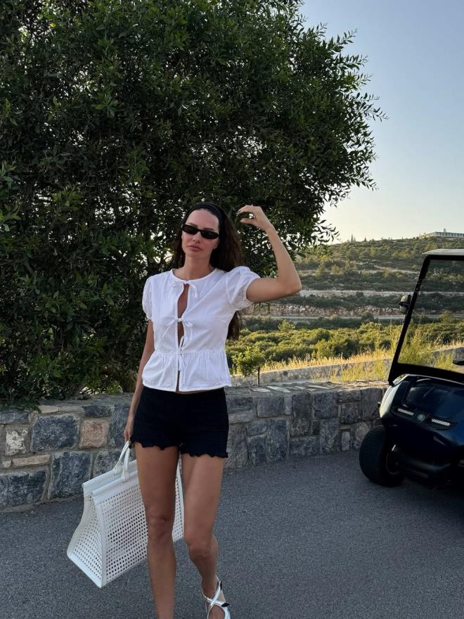 Doktorlar dizisiyle hreti yakalayan ve evlendikten sonra oyunculuu brakan Yasemin zilhan, sosyal medya paylamlaryla adndan sz ettiriyor.