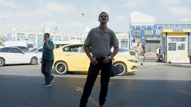 Otogara Zafer Karsl olarak adm atan Timur, Zafer?in kars Reyhan ile de kar koca rol yapmak zorundadr. Ancak oyun zamanla geree dnecek, Karsl Kona?ndaki iki tutsak Timur ve Reyhan yalanlarla rl bu dnyada aklar iin savamak zorunda kalacaklar.