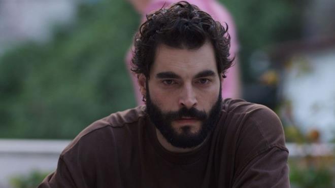 FARO ve Gold Film ortaklnda ekilen Veliaht dizisi ekran macerasna balyor. Ynetmenliini Sinan ztrk?n stlendii, yapmcln FARO ve Gold Yapm?n yapt bu gl dizi; aile balar, gizemli gemiler, iktidar hrs ve byk bir ak hikyesi ekseninde ilerleyen srkleyici senaryosuyla ne kyor.