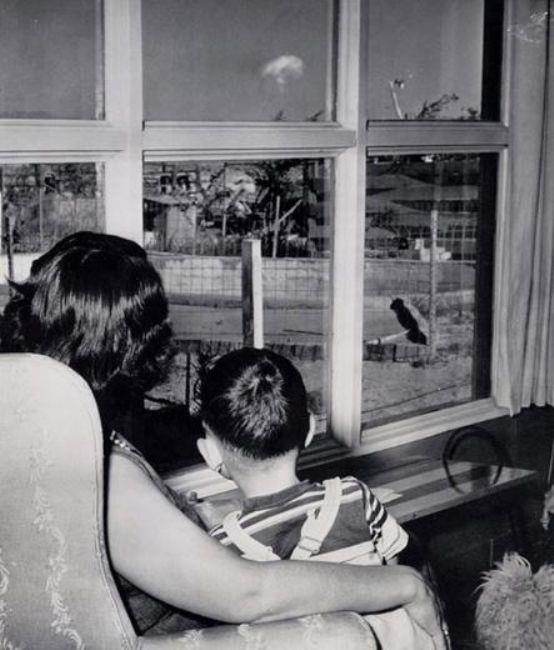 Las Vegas'ta evlerinin penceresinden nkleer silah denemesi izleyen anne ve olu, 1953