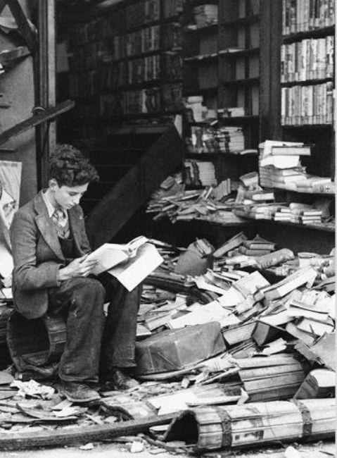 Hava saldrs sonucu Londra'da zarar gren bir kitap, 1940
