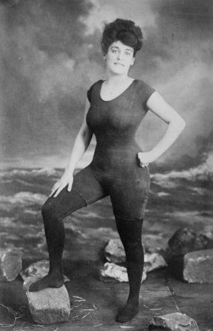 Kadn haklarn savunmak isteyen Annette Kellerman tek paradan oluan bu mayoyu giydii iin "ahlakszlk" sulamasyla tutukland, 1907