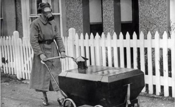 'Bir fotoraf bin kelimeye bedeldir' sz, 1911'de Amerikal haber editr Arthur Brisbane tarafndan sylenmiti. Brisbane'in bu cmlesi, hayatn birok alannda anlam kazanabilir ama en ok da tarihi fotoraflarda... Bazen tek bir kare, tarih kitaplarnn sayfalarca anlatt eyi bir anda zetleyiverir. te bu kareler de insanlk tarihinin bandan geenleri ksa, ak ve tek bir seferde anlatveriyor. Gaz geirmeyen bebek arabas, ngiltere, 1938