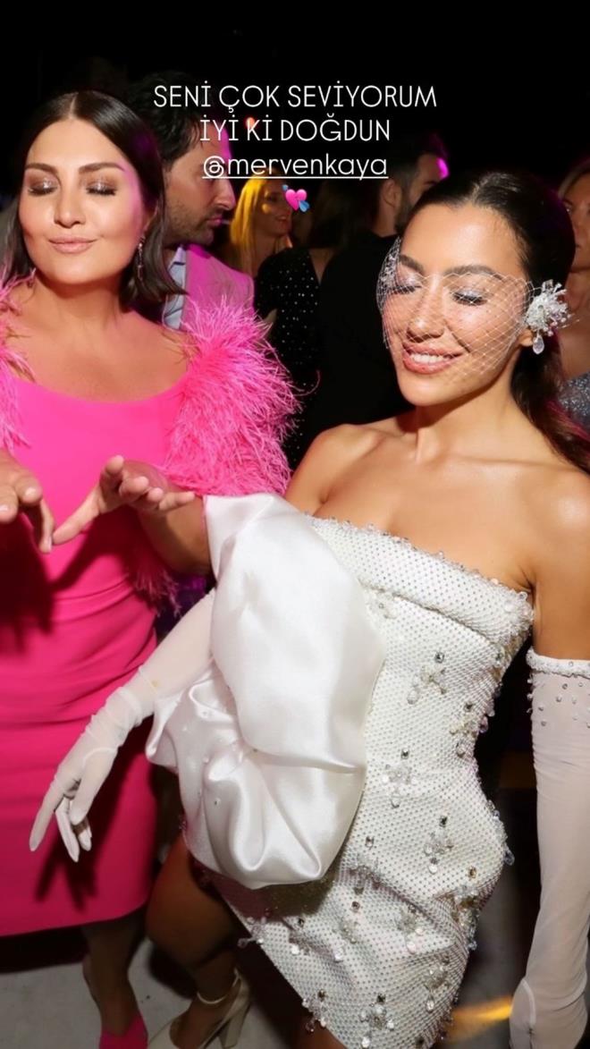Sibel Can da geliniyle dnden bir fotorafn paylap "Seni ok seviyorum, iyi ki dodun" ifadelerini kulland.