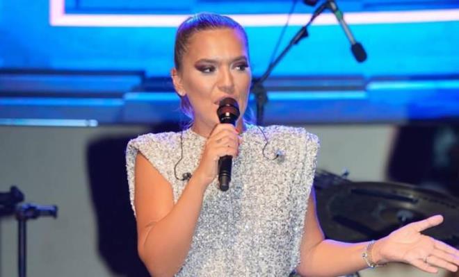 Takvim Gazetesi'nden erif Ercan'n ke yazsna gre; Kenan Doulu, Demet Akaln, Berkay ahin, Burak zivit, ala kel, kran Oval, Rt Reber ve Arda Gler gibi ok sayda yldz ismin ev sahibi olduu siteyi fareler bast.