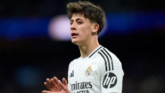 ARDA GLER YEN EV N 3 MLYON DOLARI GZDEN IKARMITI    Milli futbolcu Arda Gler de siteden getiimiz Mays aynda 3 milyon dolara 5 katl bir villa satn almt.