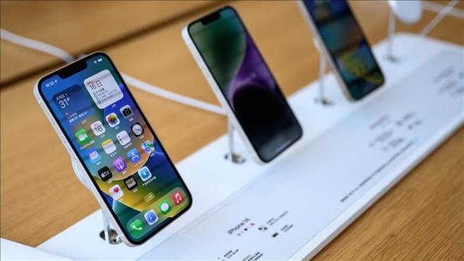iOS 26 NE ZAMAN IKACAK?    Apple, iOS 26 gncellemesini 15 Eyll 2025?te final srm olarak yaynlayacan aklad. Bu gncelleme yeni Liquid Glass tasarmyla geliyor; baz grsel saydam ve yar saydam efektlerle arayz eleri daha ?cam gibi? grnecek.