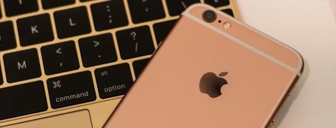 iOS 26 ZELLKLER    iOS 26, yar saydam Liquid Glass tasarmyla modern bir arayz sunuyor. Mesajlar uygulamasna anket, sohbet arka planlar ve gelimi ar engelleme zellikleri ekleniyor. Fotoraflar uygulamas yeniden sekmeli navigasyona kavuurken, kamera tarafnda yeni ?Bright? fotoraf stili geliyor. Games ve Preview adnda iki yeni uygulama tantlrken, Apple Music?e AutoMix ve ark sz evirisi destei ekleniyor. Ayrca pil ynetimi ve performans tarafnda da Apple Intelligence destekli akll iyiletirmeler dikkat ekiyor.