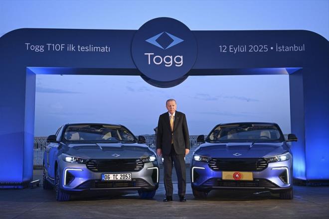 Cumhurbakan Erdoan, plakasna Cumhurbakanl forsu taklan Togg'un mavi renkli yeni modeliyle test sr yaparken, ara hakknda bilgi ald.