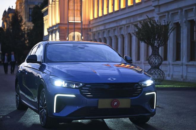 Aracn, trafik iareti alglama sistemiyle birlikte alan dur-kalk fonksiyonlu akll adaptif hz sabitleyici ve akll erit takip sistemi ve eritten ayrlma ikaz gibi zellikleri bulunuyor. T10F, ayn zamanda V2 donanm seviyesinde evre gr kameras, kr nokta asistan, src dikkat asistan, gelimi elektronik denge kontrol gibi zellikleri standart, otomatik park asistann ise opsiyon olarak sunuyor. T10F, hzl arjla 30 dakikadan daha ksa srede yzde 20'den yzde 80 batarya doluluk seviyesine ulaabiliyor.