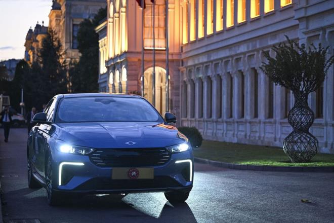 T10F'in yeni d renkleri "Urla" ve "Mardin" de Trkiye'nin gzelliklerinden ilhamla tasarland. T10F'in yeni rengi Urla, Ege'nin dinginliini ve rafine zevklerini yanstyor. Urla yeili, Ege'nin sakin gcn T10F'in modern tasarmyla buluturarak kullanclarna yolculuklarnda esiz bir doallk katyor. T10F'in yeni mavi rengi Mardin'in ilham ise Anadolu'nun kadim ehrinin tatl miras mavi badem ekerinden alnd.