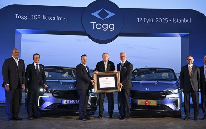 Cumhurbakan Recep Tayyip Erdoan'a, Togg'un yeni sata kan modeli T10F hediye edildi.<p>    TOGG Ynetim Kurulu yeleri, Cumhurbakan Erdoan'a otomobili Dolmabahe'deki alma Ofisi'nde teslim etti.