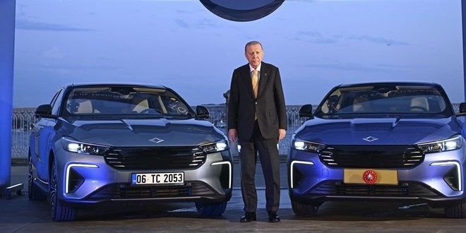 Cumhurbakan'na hediye edilen Togg'un yeni modeli T10F zellikleriyle byledi