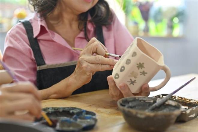 5- EL SANATLARIYLA MEGUL OLMAK    rg rmek, seramik yapmak ya da yal boya yapmak gibi ilginizi eken bir alana younlamak; iinizde skp kalan duygu ve dncelerinizi da vurmanza; dolaysyla bunlardan kurtulmanza yardmc olabilir.
