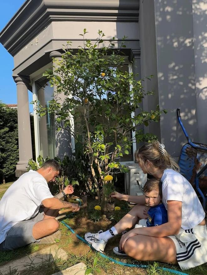 Mutlu birlikteliklerini getiimiz yl bebekle talandran nl ift, ikiz oullarna brahim Ayel ve Sinan Emir adn verdi.