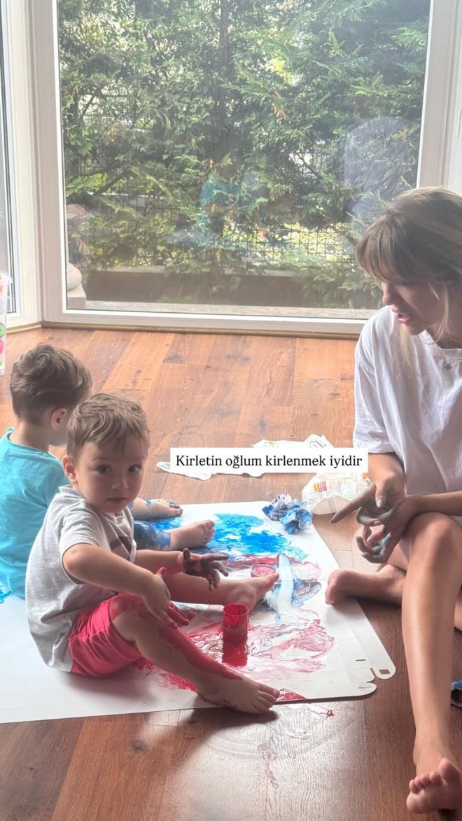 Oullaryla yakndan ilgilenen ve onlarla sk sk paylam yapan efkatli, son olarak boyalarla oynadklar an gzler nne serdi.