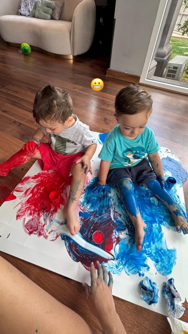 Mavi ve krmz boyalarla bacaklarn boyayan Ayel ve Emir'i paylaan nl isim, "Kirletin olum, kirlenmek iyidir" ifadelerini kulland.