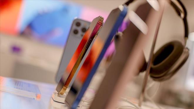 iPHONE 17'NN NE IKAN ZELLKLER    iPhone 17, yapay zek (AI) zelliklerini destekleyecek, hzl arj ve gelitirilmi pil mr sunacak. nceki modele gre sekiz saat daha uzun video oynatma sresi salayacak.    Daha byk ekran ve daha ince erevelerle gelen yeni iPhone, 256 GB?tan balayan depolama seenekleriyle sata kacak. Cihaz be farkl renkte sunulacak: siyah, lavanta, sis mavisi, adaay yeili ve beyaz.