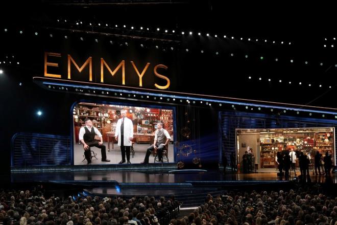 Televizyonun en byk yldzlar, bu yl Los Angeles'taki Peacock Tiyatrosu'nda dzenlenen Emmy dl treninde, srail'in Gazze'deki savan protesto etti.    Netflix'te yaynlanan "Adolescence" adl mini dizi birok dalda dlleri toplarken, dizideki rolyle dl alan 15 yandaki Owen Cooper, en gen Emmy kazanan isim oldu.    Komedi dalnda en iyi yardmc kadn oyuncu dln kazanan Hacks dizisinin oyuncusu Hannah Einbinder, White Lotus dizisinin yldzlar Aimee Lou Wall ve Natasha Rothwell, Presumed Innocent dizisinin oyuncusu Ruth Negga ve Abbott Elementary dizisinin oyuncusu Chris Perfetti, krmz renkli Artists4Ceasefire (Atekes iin Sanatlar) rozeti takt.    Rozet, ABD hkmetinden "baka canlar kaybedilmeden nce Gazze ve srail'de acil olarak gerilimin azaltlmas ve atekes ilan edilmesi" talebini yanstyor.