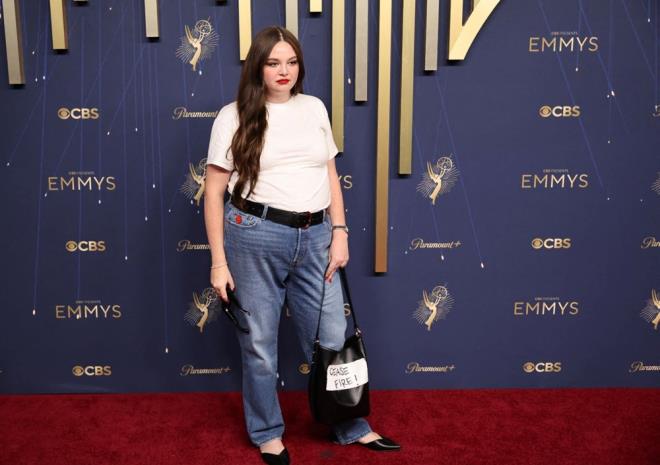 STALTER'IN "ATEKES" ANTASI    Hacks dizisinin oyuncusu Megan Stalter ise zerine keeli kalemle ?Atekes!? yazan bir anta takt.    Baz oyuncular da krmz renkli Artists4Ceasefire (Atekes iin Sanatlar" rozeti takt.    Rozet, srail 'in Gazze savann balad 2023'ten bu yana krmz halnn vazgeilmez bir paras haline geldi ve nller Oscar ve geen ylki Emmy dlleri gibi trenlerde bu rozeti takt.    Artists4Ceasefire, rozetlerinin ?acil ve kalc bir atekes, tm rehinelerin iadesi ve Gazze'deki sivillere acil insani yardmn ulatrlmas iin kresel ary glendirmek zere seslerini ve platformlarn kullanmak iin burada olduunu? belirtiyor.    Aklamada, ?Ortak insanlmz ve tm insanlar iin zgrlk, adalet, haysiyet ve bara dayal bir gelecei savunuyoruz" deniliyor