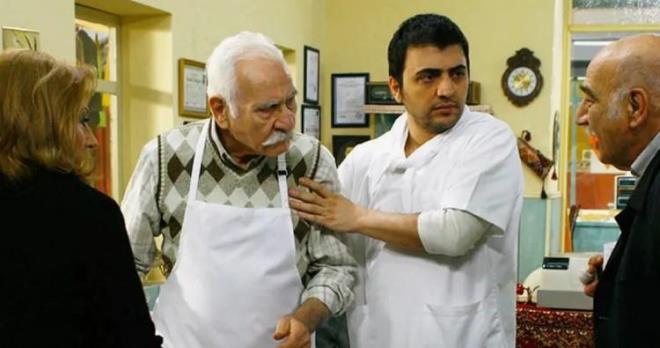 Yaynland dneme damga vuran Yabanc Damat dizisinde canlandrd Memik Dede karakteriyle gnllerde taht kuran usta oyuncu Arif Erkin Gzelbeyolu 90 yana bast. Usta oyuncunun son hali merak edildi.