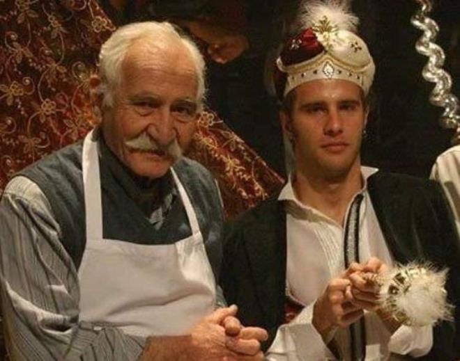 Yabanc Damat'n sevilen Memik Dedesi Arif Erkin Gzelbeyolu, 90. yan ailesi ve hayranlaryla kutlad.