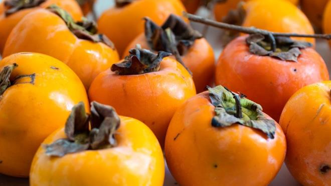 2015 ylnda yaplan bir inceleme almas, cennet hurmasnn besin profilini ve kalp hastal, diyabet gibi kronik hastalklar zerindeki potansiyel etkilerini ortaya koydu. Aratrmaya gre, cennet hurmasnn gl antioksidanlar reaktif oksijen trlerini ntralize ederek oksidatif hasar azaltyor; ayrca fitokimyasallar alfa-amilaz ve alfa-glukozidaz gibi enzimleri inhibe ederek kan ekeri seviyelerinin dzenlenmesine yardmc oluyor. Meyvenin kabuu ve yapraklar ise inslin duyarlln artrc etkiler sunuyor ve diyabette sk grlen oksidatif stres ile inflamasyonu azaltabiliyor.