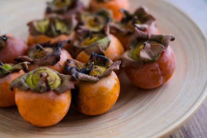 Uzmanlar, cennet hurmasnn protein veya salkl yalarla birlikte tketilmesi ve porsiyon boyutlarnn izlenmesinin kan ekeri ykselmelerini nlemede kritik rol oynadn belirtiyor.