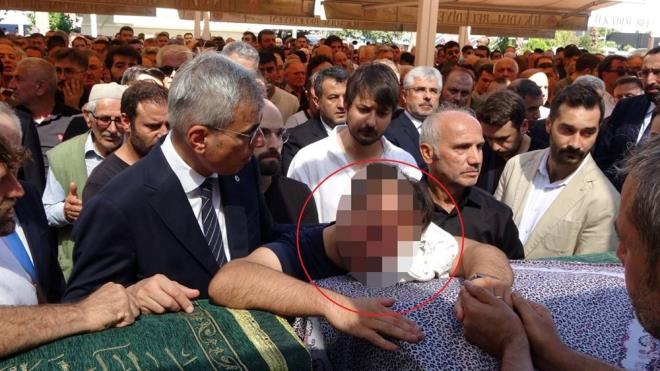 TABUTA SARILIP GZYAI DKM    te yandan S.K., ei ve ocuunun cenaze treninde tabuta sarlarak gzya dkmt.