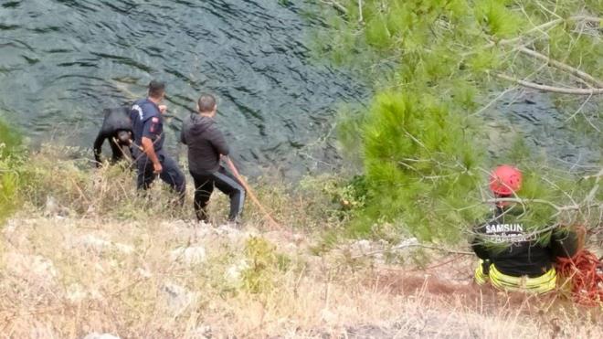 S.K.'nn ei Glah Karaman Kyak (31) ile oullar Alperen (3), bouldu.    Aratan kabilen doktor S.K. ise olay yaral halde atlatt.