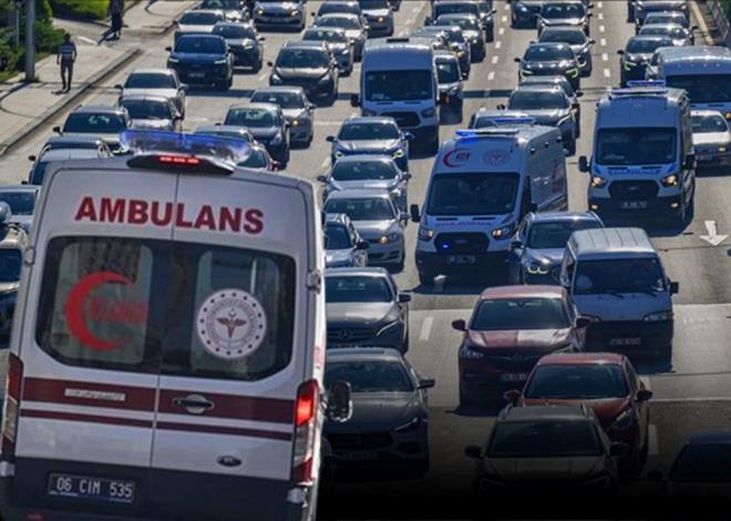 stanbul trafiinde ambulanslar iin yeni bir uygulama hayata geiyor.    stanbul l Salk Mdrl Acil Salk Hizmetleri Bakanlnda grevli doktorlar tarafndan, ambulans sireninin youn trafik ya da grlt nedeniyle duyulamad durumlarda srcleri dorudan bilgilendirmek amacyla, ileri dzey radyo frekans modl mhendislik teknikleriyle zel bir cihaz gelitirildi.