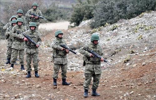 <p><b>Deniz Kuvvetler</b>i muvazzaf ve szlemeli subay, <b>Kara Kuvvetleri </b>Komutanl     ise uzman erba ve szlemeli er alacak. </p>  <p><a href="http://ilan.memurlar.net/kategori/2/" target="_blank">lan detaylar     iin tklaynz. </a></p>