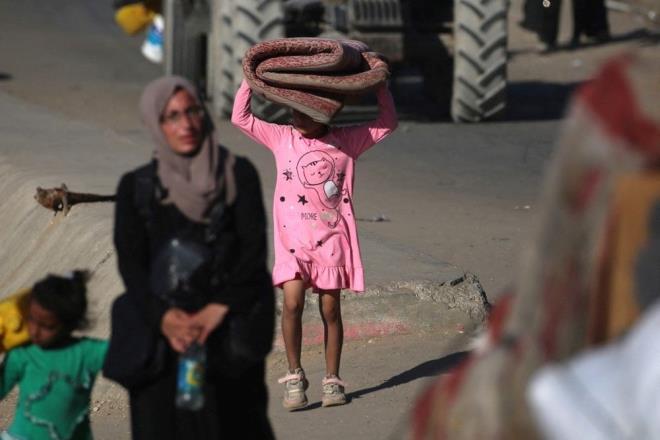 TERSNE G DE GRLD    Filistinli yetkilliler, Gazze'de 914 binden fazla kiinin bulunduunu ve bu nfusun yaklak 350 bininin ehrin dou mahallelerinden merkeze ve batya doru g etmek zorunda kaldna dikkat ekildi.    Birlemi Milletlerle koordineli alan insani yardm gruplar ise 70 bin kadar Filistinlinin gneye, daha ok Deyr el Balah ve Han Yunus'a doru gittiini belirtti.     Aklamada hkmet ekiplerinin, tersine bir g hareketi de kaydettii ve dn le saatleri itibaryla, 15 binden fazla kiinin Gazze ehrindeki yaam alanlarna geri dnd ifade edildi.    Yaklak 800 bin kiinin yaad ve srail gleri tarafndan insani ve gvenli blge olduu iddia edilen Han Yunus'taki El-Mevasi blgesi ve Refah kentinin, 109'dan fazla hava saldrsna ve tekrarlanan bombardmana maruz kald, srail ordusunun El-Mevasi blgesinde birbiri ardna yapt katliamlarda 2 binden fazla kiinin hayatn kaybettii bildirldi.    Ancak bu blgelerin temel yaam ihtiyalarndan tamamen yoksun olduu, hastane, altyap ve su, gda, barnma, elektrik veya eitim gibi temel hizmetlerin bulunmad ve bunun da orada yaamay neredeyse imkansz hale getirdii vurguland.