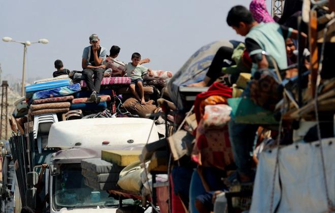 TEHCRE KARI 190 BN K AYRILDI    Filistin ynetimi, Gazze ve gneyinde bulunan bir milyonu akn Filistinlinin hala evlerinden ve topraklarndan gneye doru g kesin bir dille reddetmeye devam ettiini belirtti ve unlar ekledi: "Hem de igalci srail'in, tm uluslararas hukuk ve szlemeleri ihlal ederek, kalc zorunlu g suunu ilemek amacyla yrtt bombalamalarn ve soykrm savann barbarlna ramen."    Hkmet, kalc tehcir planlar basklar altnda g edenlerin saysnn ise 190 bin civarnda olduunu kaydetti.    Normalde Gazze ve kuzeyindeki nfusun 1,3 milyondan fazla olduu belirtilirken, bu nfusun yaklak 398 binini Kuzey Gazze ili sakinlerinin oluturduu, byk ounluunun da ilin batsna zorla g ettirildii belirtildi.