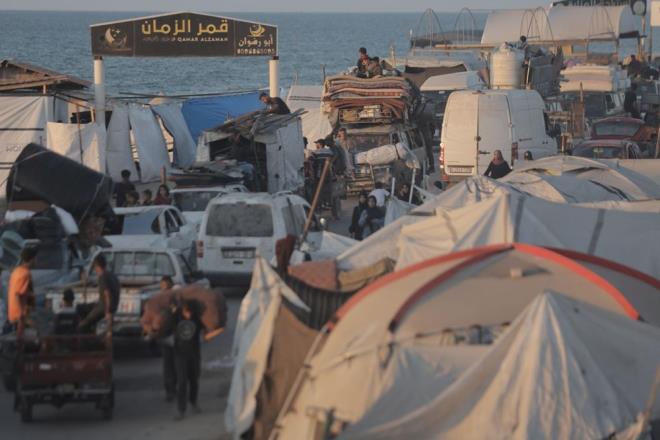 TOPLAMA KAMPLARI PLANI    Gazze hkmetine gre srail'in haritalarnda "snma" blgeleri olarak belirledii alan, Gazze eridi'nin yz lmnn yzde 12'sini gemiyor.    Netanyahu hkmeti, 1,7 milyondan fazla insan buraya sktrmaya alyor.    Bu, sistematik bir zorunlu yerinden etme politikasnn paras olarak "toplama kamplar" kurma plan kapsamnda yaplyor. Ama, Kuzey Gazze ve Gazze ehrini Filistinsizletirmek.