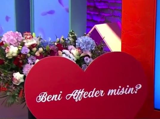 Canl yayna balanan Erdem, "Seni ok seviyorum. Yaptm hatalardan dolay senden zr diliyorum. Ltfen beni affet."