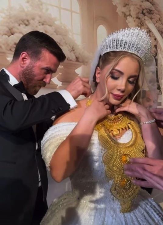 Sosyal medya fenomeni ve arkc Aleyna Dalveren, i insan Fatih Erdem ile getiimiz nisan aynda grkemli bir dnle evlenmiti. Altn kemer, bilezikler, kolye ve ta ile hafzalara kaznan Dalveren, "altn gelin" olarak anlmt. Ancak masal ksa srd. ift, yalnzca birka ay sonra boanma aamasna geldi.