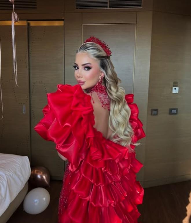 "5 KLO DEL AMA AZ DA DEL"  Dnn ardndan sosyal medyada "5 kilo altn takld" iddialar gndem oldu. Aleyna Dalveren, Gel Konualm programnda bu sylentilere aklk getirdi, "Kimse gelip altnlar tartmad. Gz kararyla 5 kilo deniyor ama abartlyor. Az deildi tabii. Bu bizim kltrmzde var, gsteri iin deil gelenek iin takld." Ayrca "altnlar geri istedi" ynndeki iddialara da yant verdi, "Bana ait olan eyler var, bekliyorum. Hepsini ben aldm. Bir kadn rezil de eder, vezir de. Ben elimden geldiince vezir etmemeye altm.