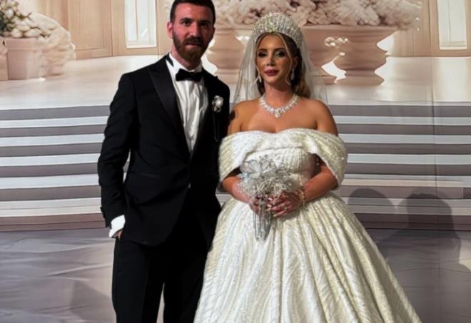 Aleyna Dalveren, Gel Konualm programnda dnnde taklan altnlara ve sonrasnda ortaya kan boanma konularna dair aklamalarda bulundu. Canl yayn srasnda bir anda yaplan srpriz karsnda kendini tutamayan Dalveren, gzyalarna bouldu.